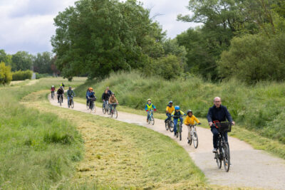 Groupe de personnes avec enfants à vélo sur un chemin cyclable - Agrandir l'image 3 sur 3, fenêtre modale