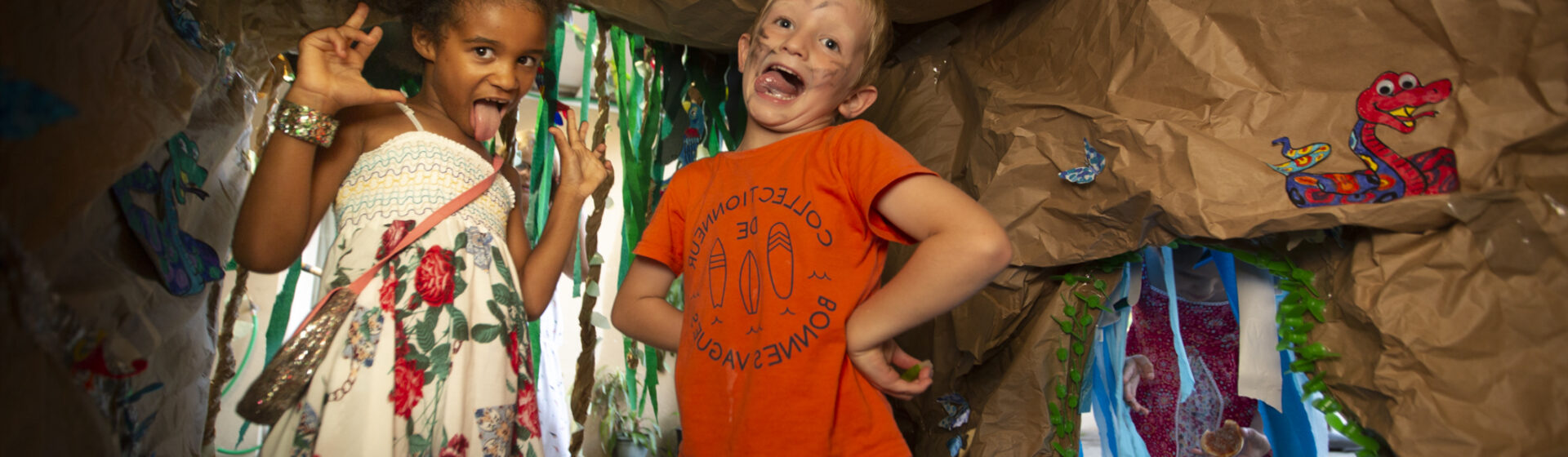 Deux enfants font la grimace à l'objectif