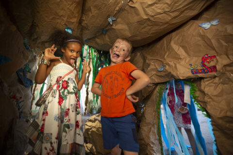 Deux enfants font la grimace à l'objectif