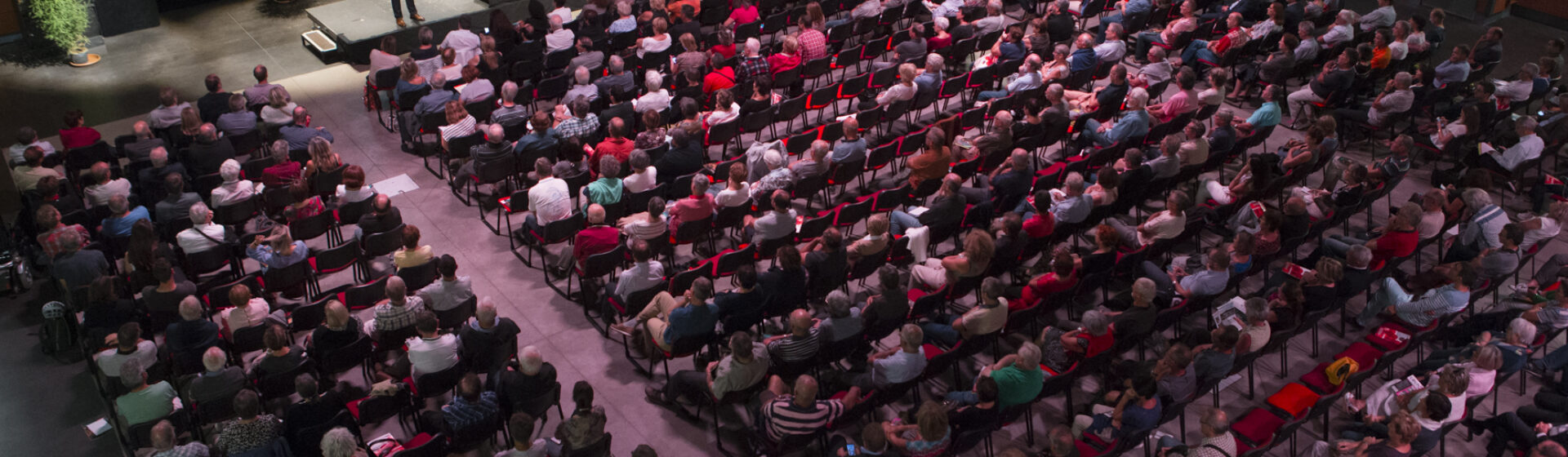 Photo vue de haut du public assis lors d'une réunion publique