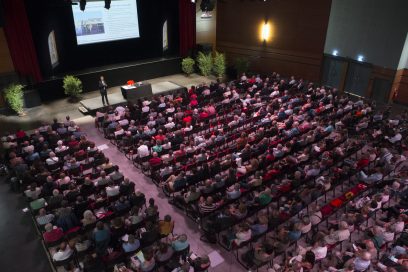 Photo vue de haut du public assis lors d'une réunion publique - Agrandir l'image, fenêtre modale