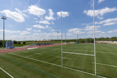 Photo du terrain de rugby un peu de haut, ciel bleu - Agrandir l'image 2 sur 8, fenêtre modale