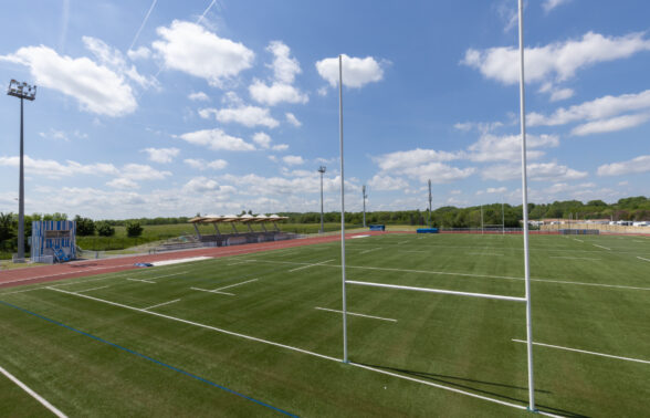 Photo du terrain de rugby un peu de haut, ciel bleu