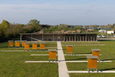 Photo du pas de tir à l'arc vide, on voit les cibles et au fond le pas de tir - Agrandir l'image 3 sur 8, fenêtre modale