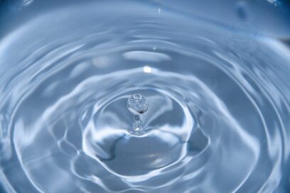 Photo d'une goutte d'eau qui tombe dans de l'eau - Agrandir l'image, fenêtre modale