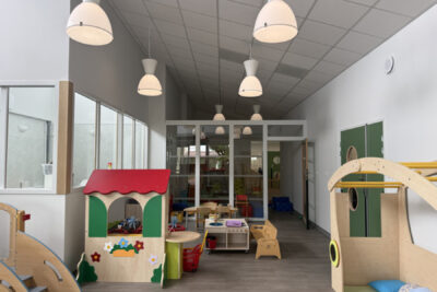 Photo d'une pièce de la crèche éclairée, avec du mobilier pour les enfants - Agrandir l'image 2 sur 3, fenêtre modale