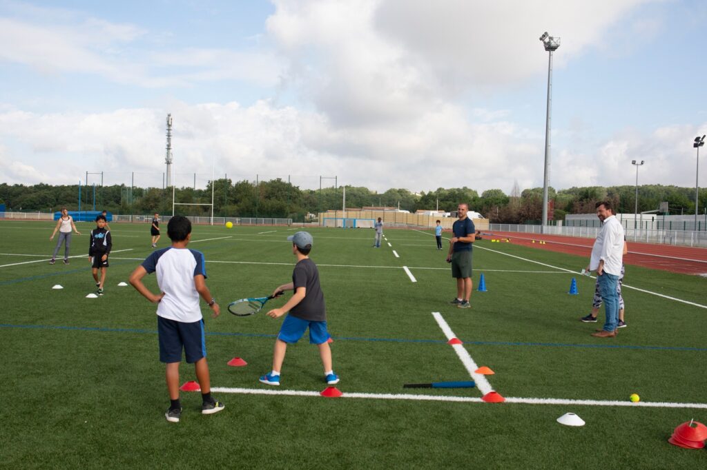 Photo d'enfants qui jouent au tennis sur un terrain - Agrandir l'image, fenêtre modale