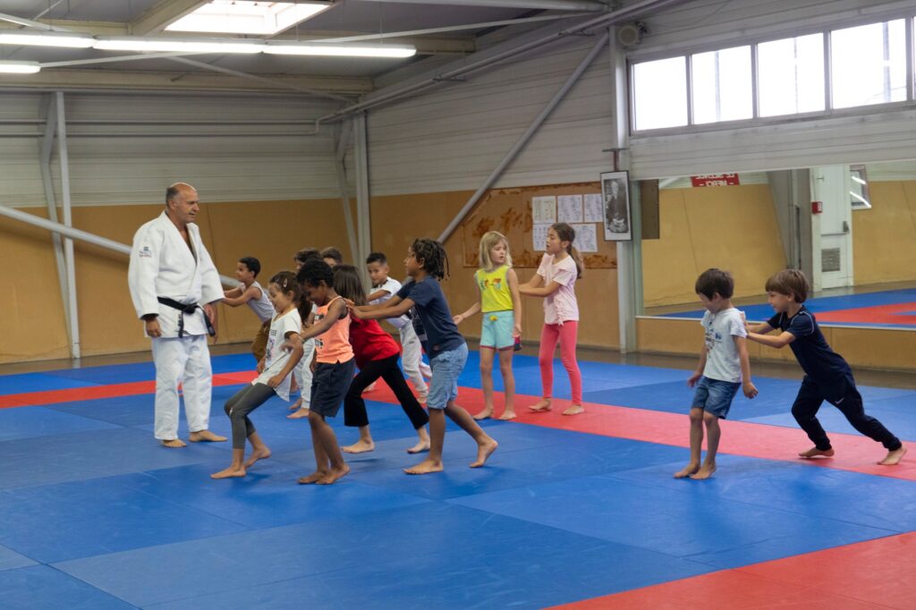 Photo d'enfants sur un tatamis qui s'entraînent - Agrandir l'image, fenêtre modale