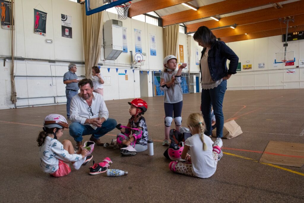 Photo d'enfants à roller dans un gymnase - Agrandir l'image, fenêtre modale