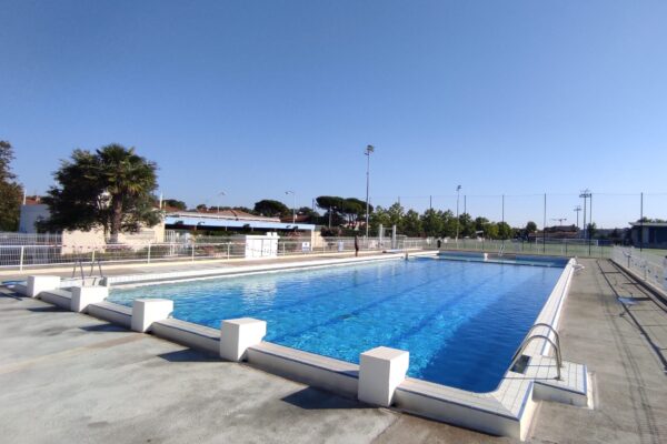 Piscine vide en extérieur, jour ensoleillé