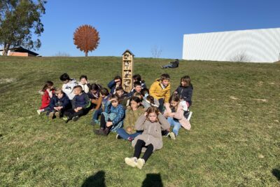 Groupe d'enfants qui posent autour d'une structure colonne en bois - Agrandir l'image 2 sur 8, fenêtre modale