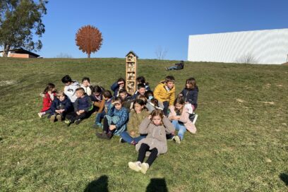 Groupe d'enfants qui posent autour d'une structure colonne en bois - Agrandir l'image, fenêtre modale
