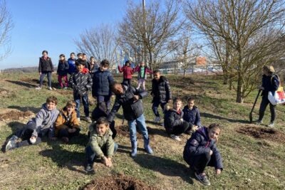 Groupe d'enfants qui posent pour la photo, en extérieur - Agrandir l'image 8 sur 8, fenêtre modale