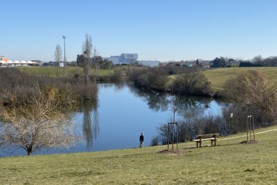 Lac sous ciel clair, avec sentier de promenade et banc - Agrandir l'image 6 sur 8, fenêtre modale
