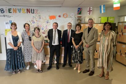 L'ensemble des personnes réunies posent dans la salle de classe en souriant - Agrandir l'image, fenêtre modale
