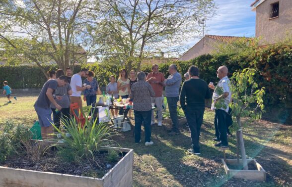 Photo de groupe de personnes réunies dans un jardin