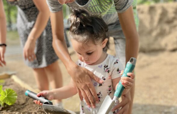 Photo d'un femme et d'un enfant qui jardinent