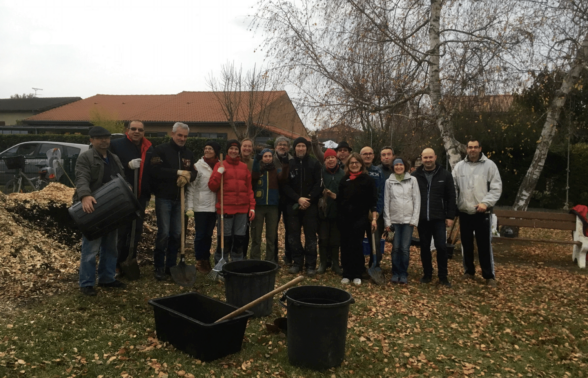 Photo de personnes rassemblées dans un espace vert