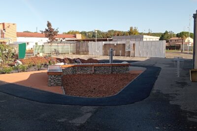 Photo de la cour d'école avec arbres plantés et espace végétalisé - Agrandir l'image 1 sur 2, fenêtre modale
