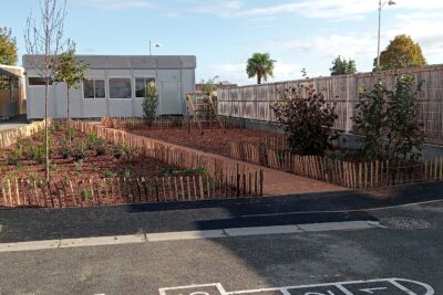 photo de cour d'école avec espace végétalisé et arbres récemment plantés - Agrandir l'image 2 sur 2, fenêtre modale