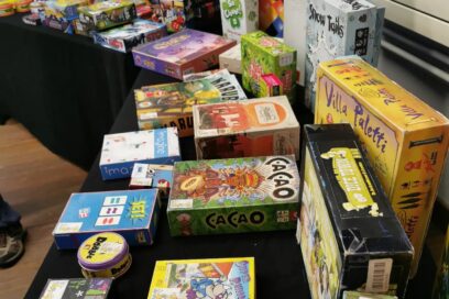 Photo de dizaines de jeux de société posés sur des tables - Agrandir l'image, fenêtre modale