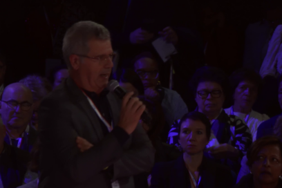 Le Maire Dominique Fouchier micro à la main prend la parole - Agrandir l'image, fenêtre modale