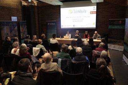 Photo de présentation de l'ABC en présence du maire et de la première adjointe devant personnes réunies assises - Agrandir l'image, fenêtre modale