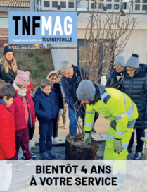Couverture du TNFMAG avec photo du Maire, d'enfants, d'élus et d'un agent des espaces verts en train de planter un arbre ensemble, où est écrit "Bientôt 4 ans à votre service" en bas de page - Agrandir l'image, fenêtre modale