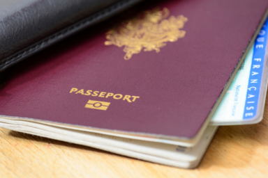 Photo de passeport dans lequel est glissé une carte d'identité
