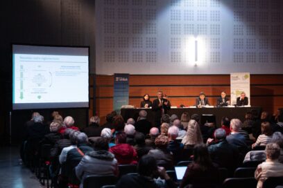 Photo de réunion publique, des personnes assises suivent une présentation - Agrandir l'image, fenêtre modale