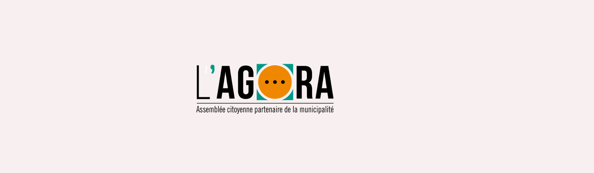 Logo de l'Agora : il est écrit en gros L'AGORA avec en dessous Assemblée citoyenne partenaire de la municipalité