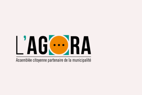 Logo de l'Agora : il est écrit en gros L'AGORA avec en dessous Assemblée citoyenne partenaire de la municipalité
