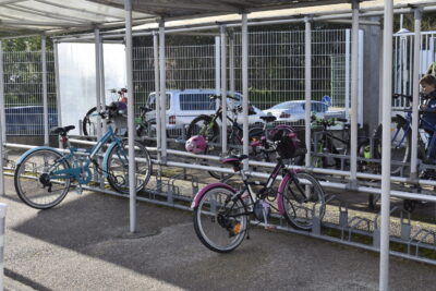 Photo d'un stationnement pour vélo avec un abri, deux vélos sont stationnés - Agrandir l'image 1 sur 3, fenêtre modale