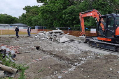 Photo de pelleteuse sur un terrain - Agrandir l'image, fenêtre modale