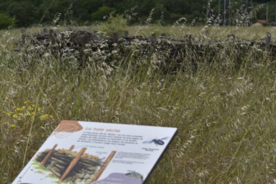 Photo d'un paysage naturel, au premier plan un panneau pédagogique - Agrandir l'image 2 sur 3, fenêtre modale