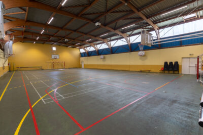 Photo de gymnase vide, avec lignes de handball au sol et également paniers de basket - Agrandir l'image 8 sur 8, fenêtre modale