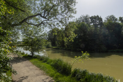 Photo portrait d'un chemin piétonnier le long d'une rivière, par une journée ensoleillée - Agrandir l'image, fenêtre modale