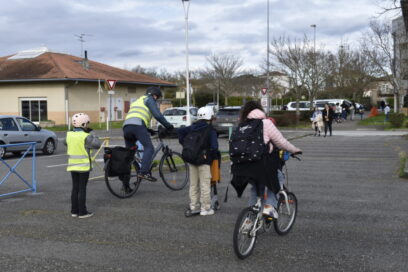 Photos d'enfants sur le chemin de l'école à vélo - Agrandir l'image, fenêtre modale