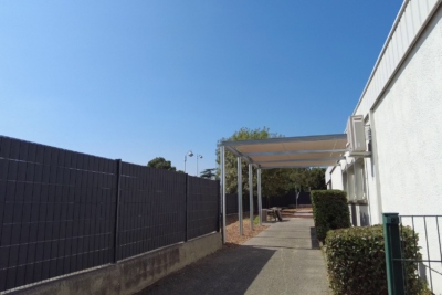 Photo d'un auvent sur un passage qui permet d'avoir de l'ombre - Agrandir l'image 2 sur 3, fenêtre modale