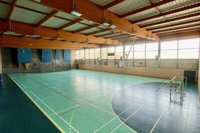 Photo paysage du gymnase Léonard de Vinci et de son terrain de handball doté d'un sol neuf - Agrandir l'image 1 sur 3, fenêtre modale