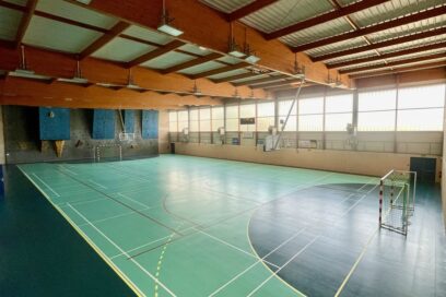 Photo paysage du gymnase Léonard de Vinci et de son terrain de handball doté d'un sol neuf - Agrandir l'image, fenêtre modale
