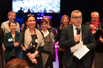 Photo du Maire Frédéric Parre qui fait un discours, à ses côtés, Maryline Rieu, élue à la solidarité et derrière eux, les autres élus de la majorité - Agrandir l'image 7 sur 14, fenêtre modale
