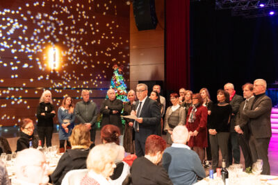 LE Maire Frédéric Parre fait un discours, derrière lui les élus de la majorité sont rassemblés - Agrandir l'image 12 sur 14, fenêtre modale