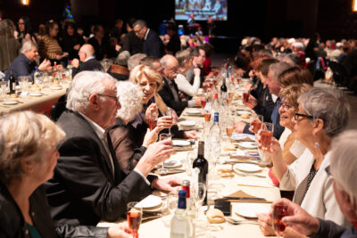 Photo des séniors rassemblés à table en train d'échanger et de boire du vin - Agrandir l'image 13 sur 14, fenêtre modale