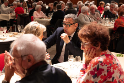 Le Maire Frédéric Parre est assis à une table, en pleine discussion avec une personne âgée, aux côtés des personnes âgées - Agrandir l'image 3 sur 14, fenêtre modale