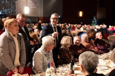 Photo du Maire Frédéric Parre qui échange avec des séniors assis à table en train de discuter - Agrandir l'image 6 sur 14, fenêtre modale