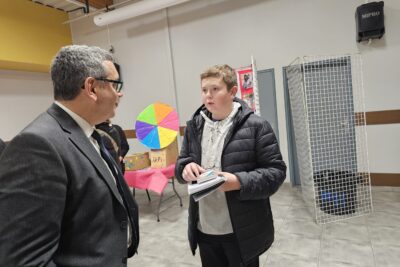 Le Maire échange avec un jeune homme - Agrandir l'image 8 sur 13, fenêtre modale