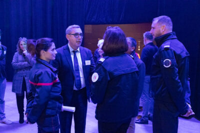 Photo du Maire Frédéric Parre qui échange avec des sapeurs pompiers et gendarmes - Agrandir l'image 15 sur 22, fenêtre modale