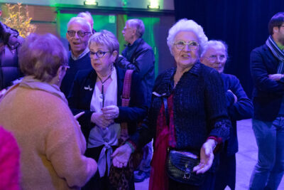 Photo de femmes qui discutent entre elles - Agrandir l'image 16 sur 22, fenêtre modale