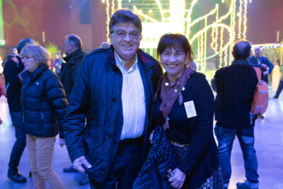 Bernard Bensoussan et Rachida Lucazeau sourient à l'objectif. Derrière eux, on voit la décoration lumineuse de la salle - Agrandir l'image 7 sur 22, fenêtre modale